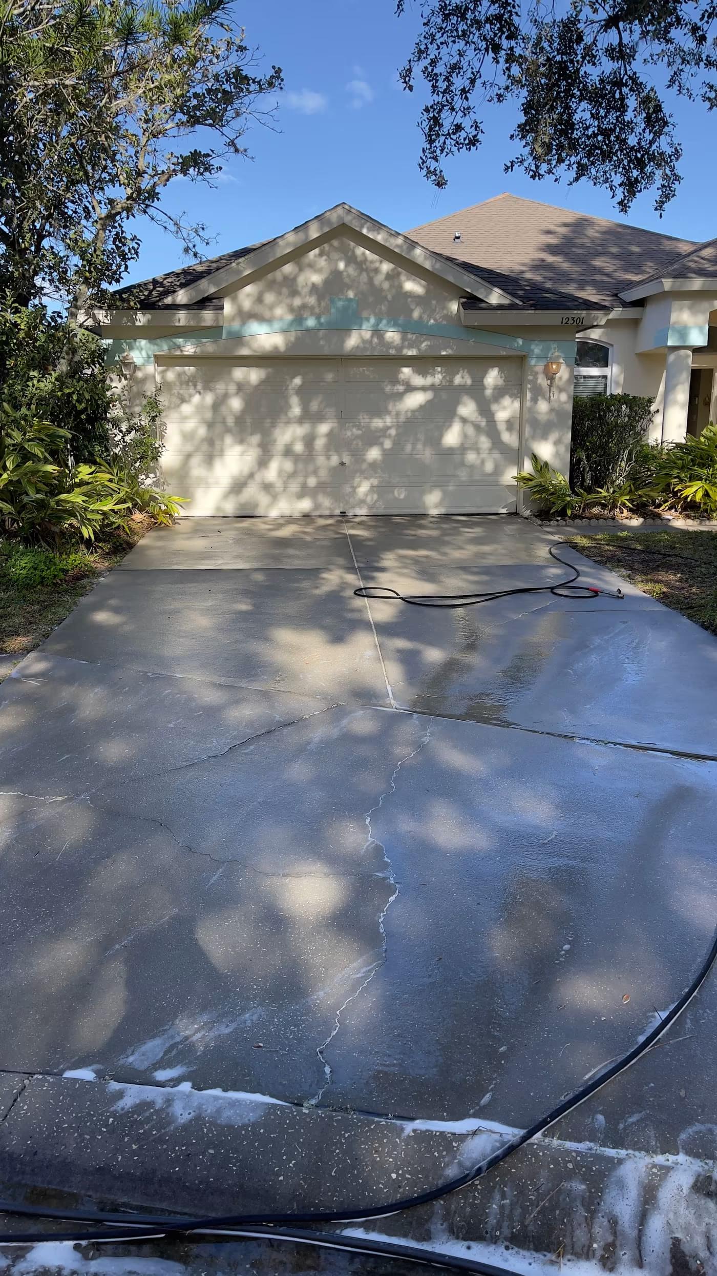 Clean driveway pressure washing result in Tampa